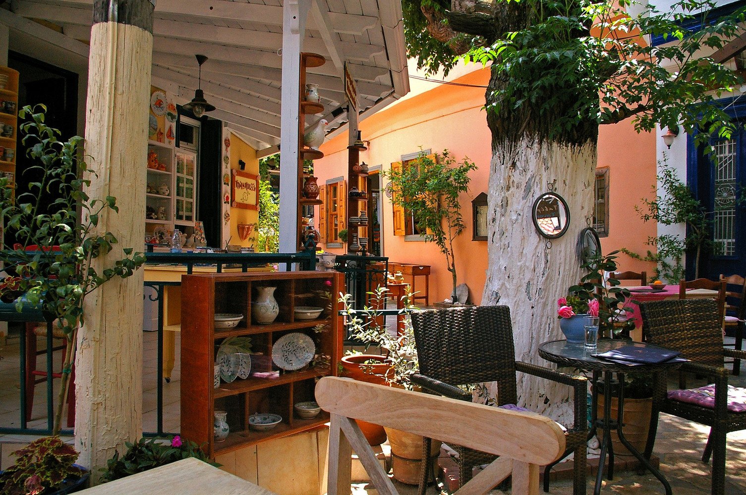 https://www.athensinsiders.com/photos/2/Cafe%20in%20Greece%20-%20Image%202.jpg